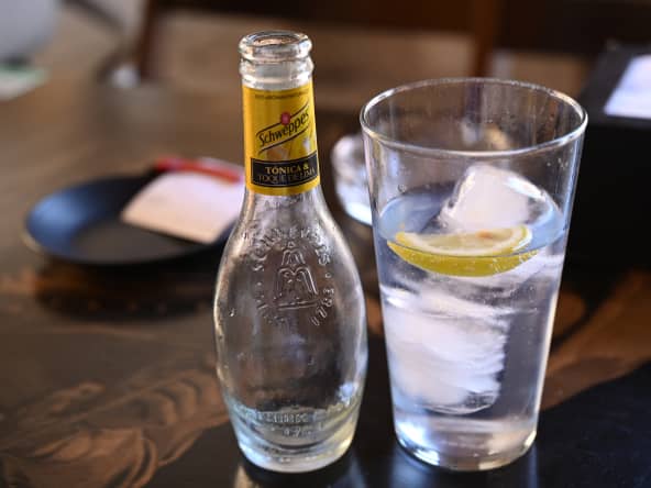 Verre et bouteille de Schweppes Tonic