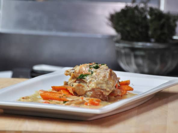 Cuisse de lapin à la moutarde, persil et carottes