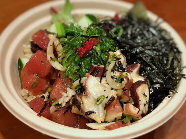 Poke bowl hawaïen de salade de poisson cru et riz sauvage