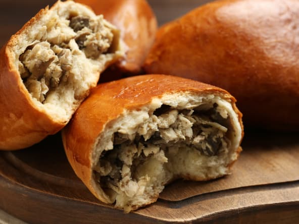 Pirojki sur une planche en bois