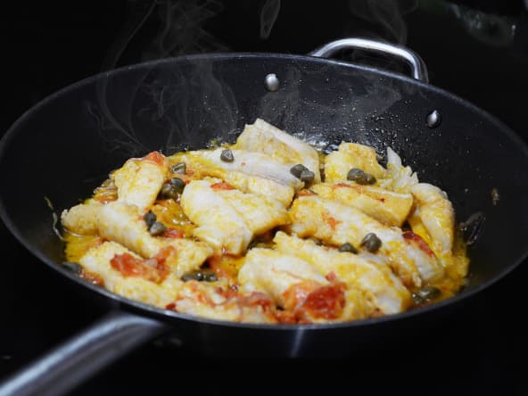 Filets de bar, tomates et câpres