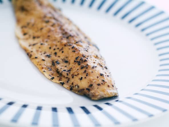 Filet de maquereau cuisiné et présenté dans une assiette