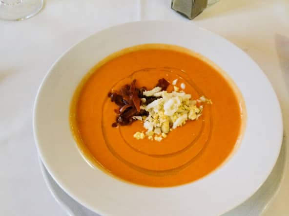 Salmorejo dans une assiette blanche
