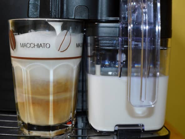 Une machine à café latte macchiato