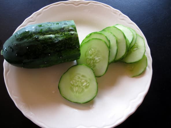 Concombre tranché sur assiette