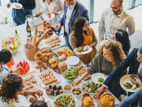 Un groupe de personnes savourant un buffet coloré.
