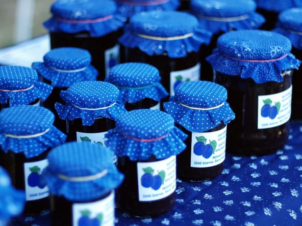 Pots de confiture de prunes maison