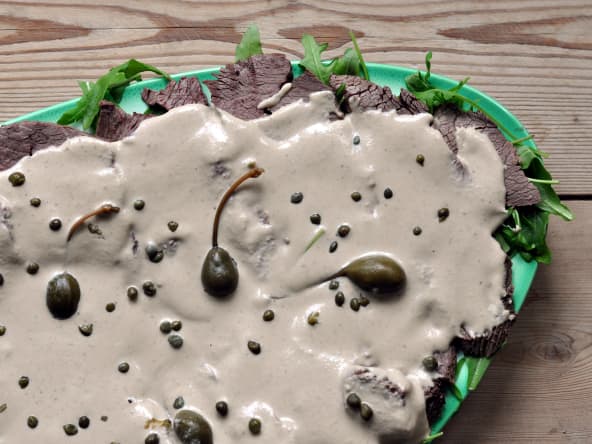 Vitello tonnato servi froid dans une assiette.