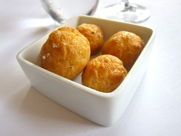 Gougères dans une assiette