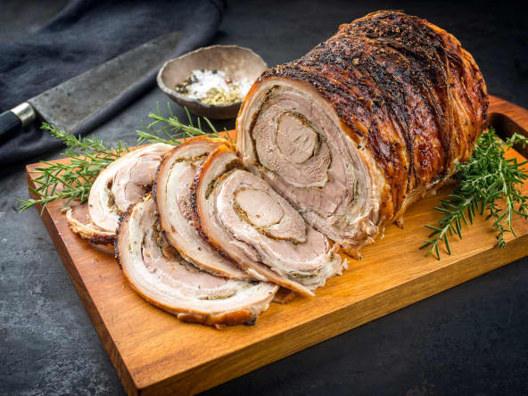 Porchetta tranchée sur planche de bois