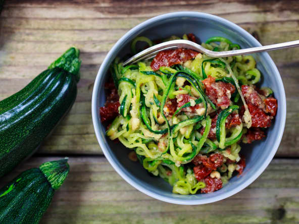 Spaghetti de courgettes aux tomates séchées.