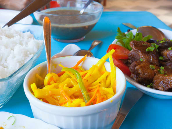 Repas créole avec achards