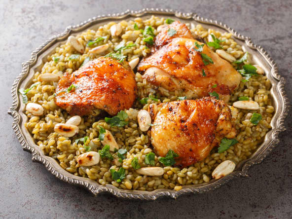 Plat de freekeh syrien au poulet rôti
