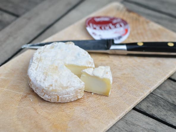Fromage picodon sur une planche à découper