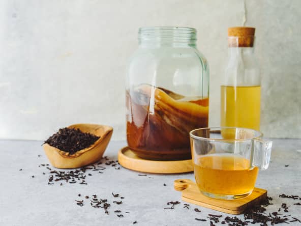Jarre, bouteille et verre de kombucha