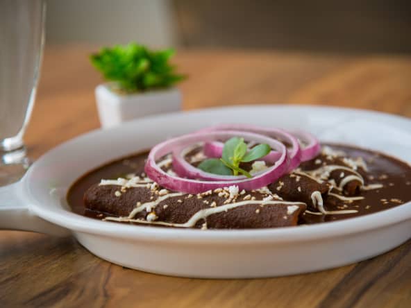 Mole poblano servi avec des enchiladas
