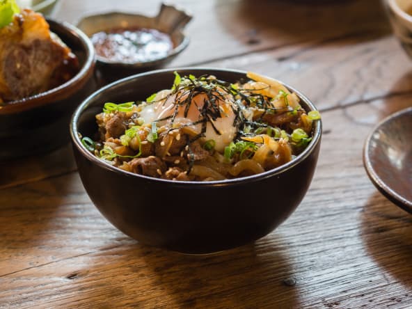Bol de donburi sur table en bois