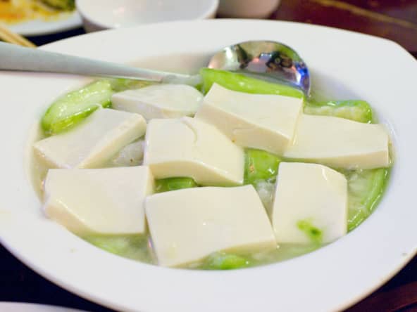 Une assiette de tofu soyeux