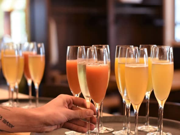 Verres de cocktails au champagne sur un plateau