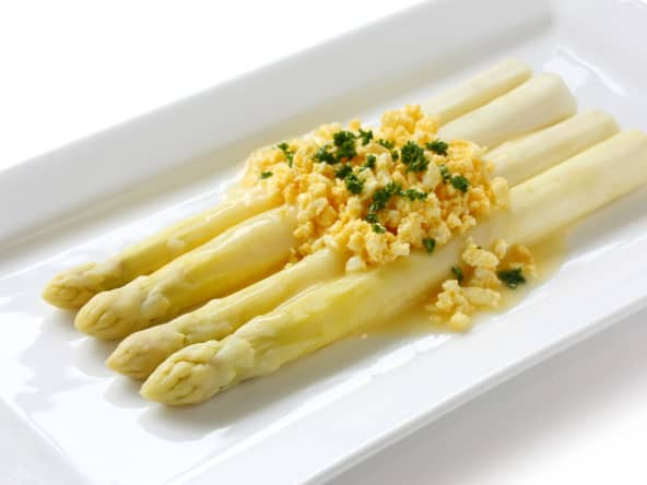 Assiette d'asperges blanches à la flamande