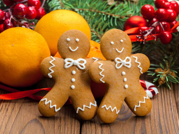 Bonshommes de pain d'épice décorés et oranges