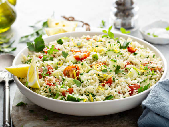 Taboulé de chou-fleur sur assiette blanche