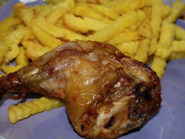 Cuisse de poulet rôti et frites