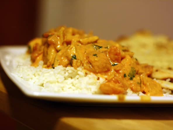 Butter chicken servi avec du riz blanc