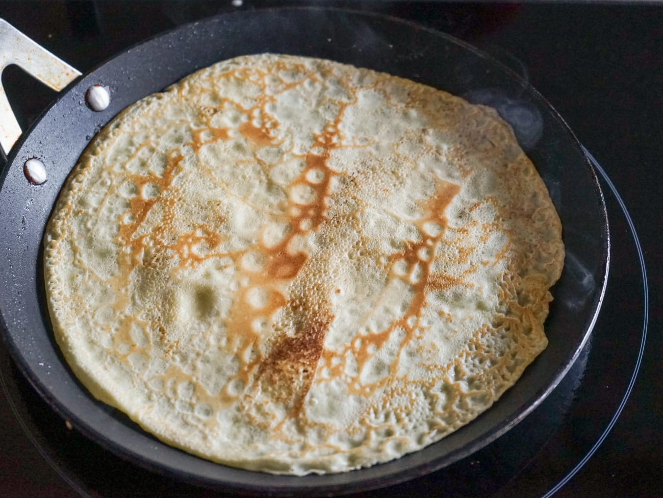 Crêpes en fin de cuisson dans une crêpière anti-adhésive