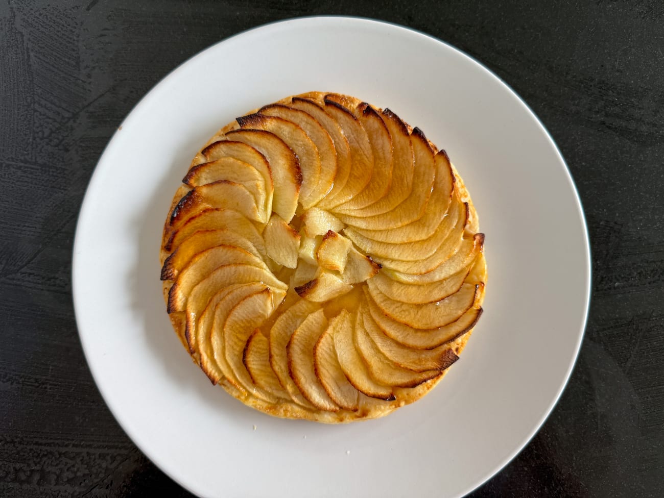 Tarte fine aux pommes sur pâte feuilletée : recette Tarte fine aux pommes