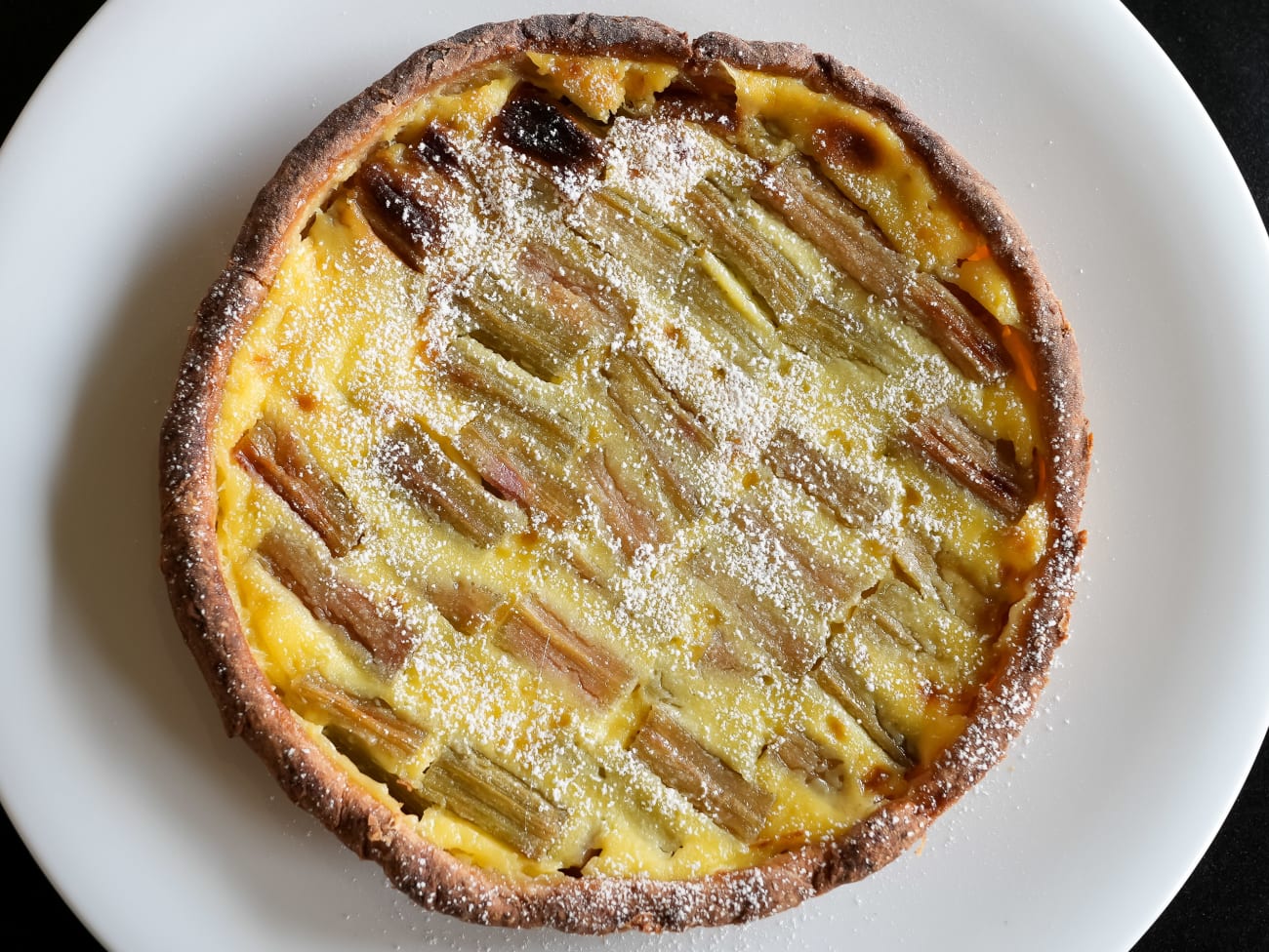 Tarte à la rhubarbe facile sur une pâte brisée : recette Tarte à la