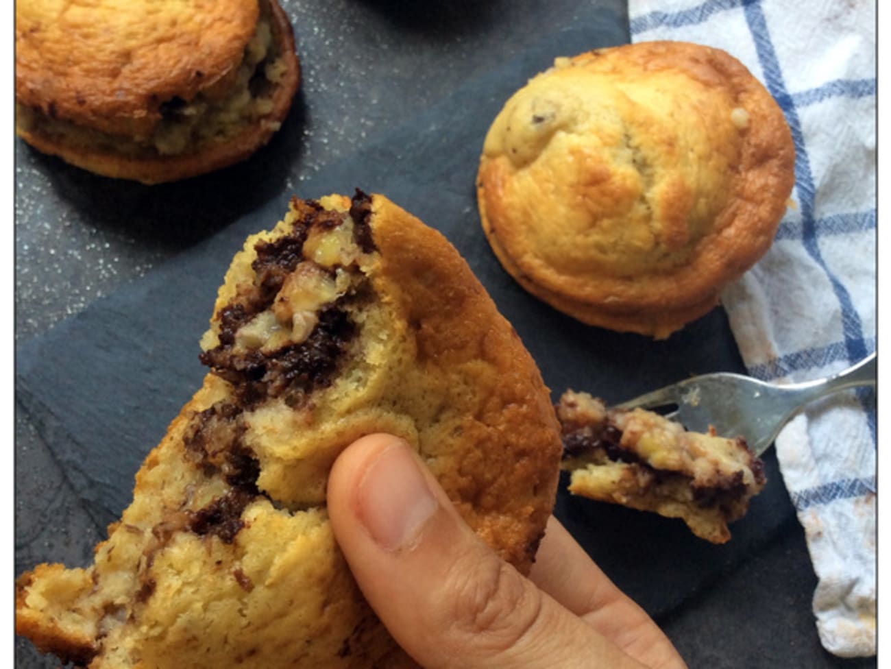 Muffins originaux, façon sandwich, aux bananes et aux pépites de chocolat