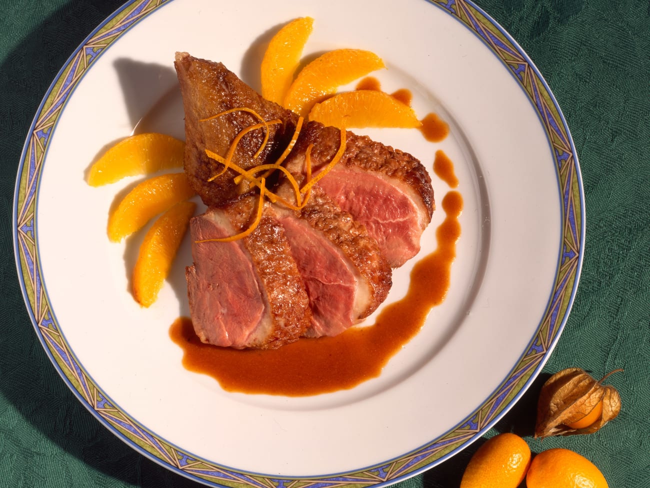 Canard à l'orange sur assiette blanche