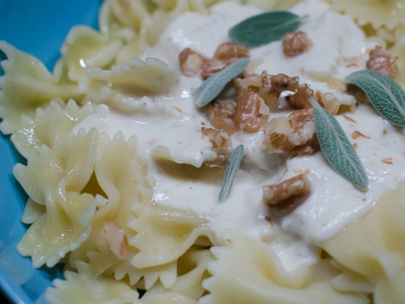 Farfalle aux noix, sauce à la sauge et au parmesan : recette Farfalle