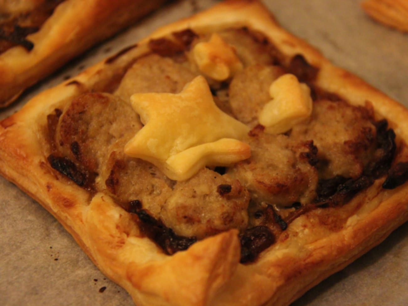 Feuilleté de boudin blanc, compotée de pommes et oignons : recette