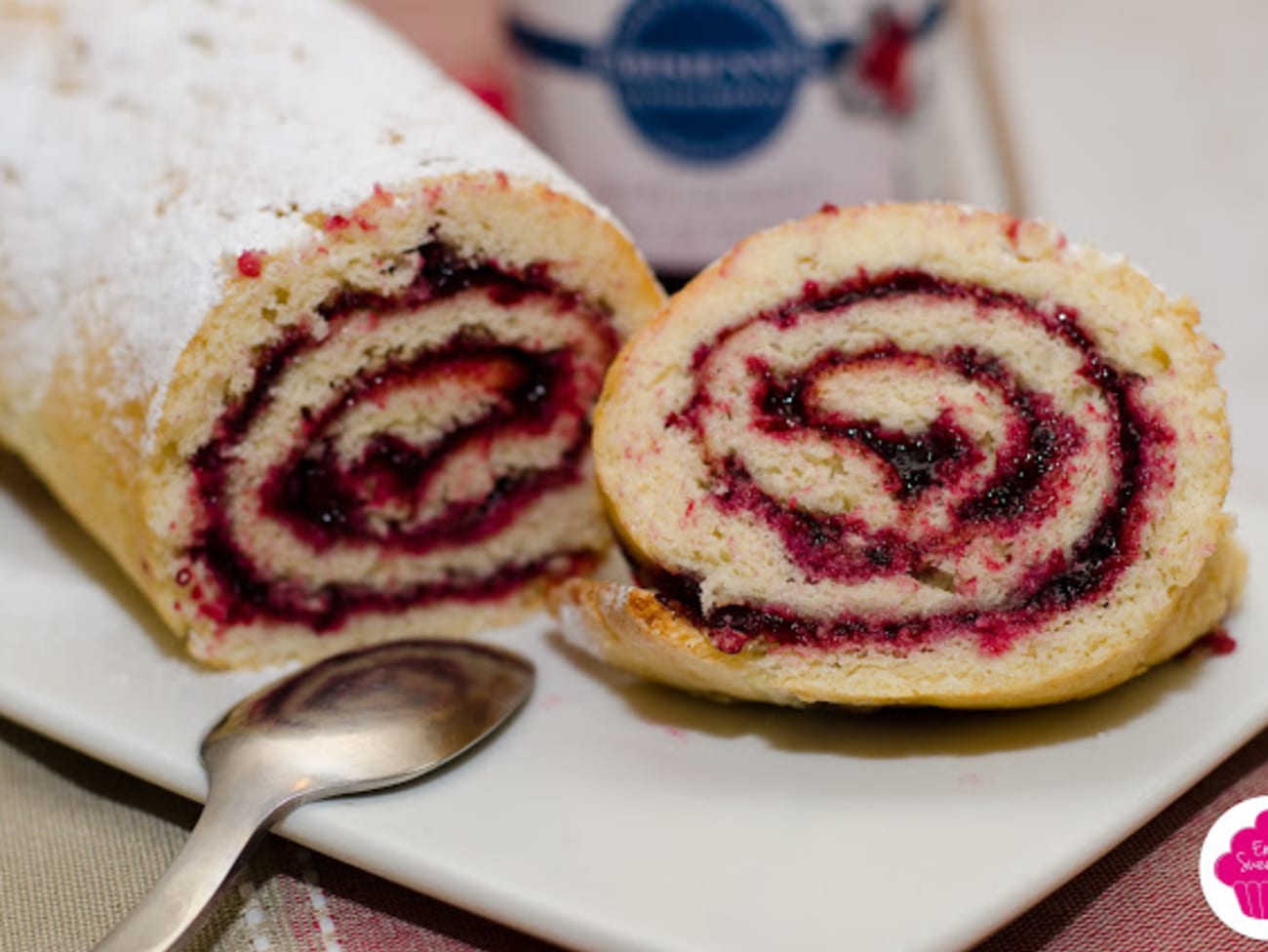 Roulé à la confiture de fruits rouges : recette Roulé à la confiture de ...