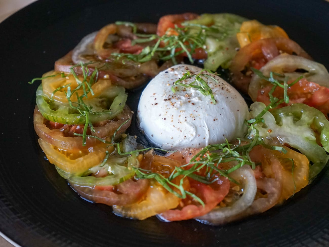 Carpaccio de tomates mozzarella, une entrée fraîche.