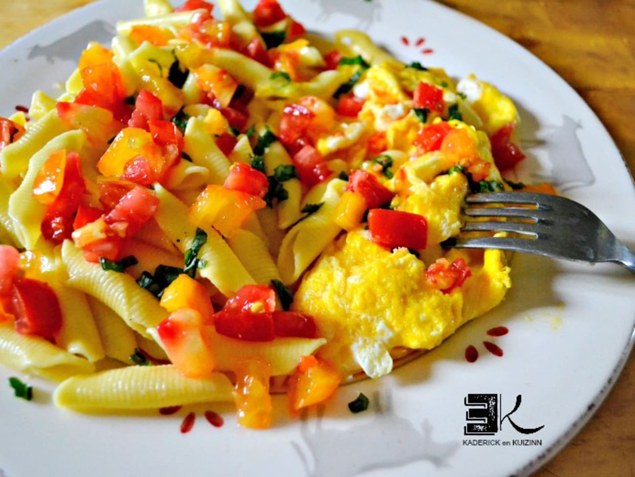 Recette pâtes aux tomates et œufs brouillés au basilic Recette par kaderick
