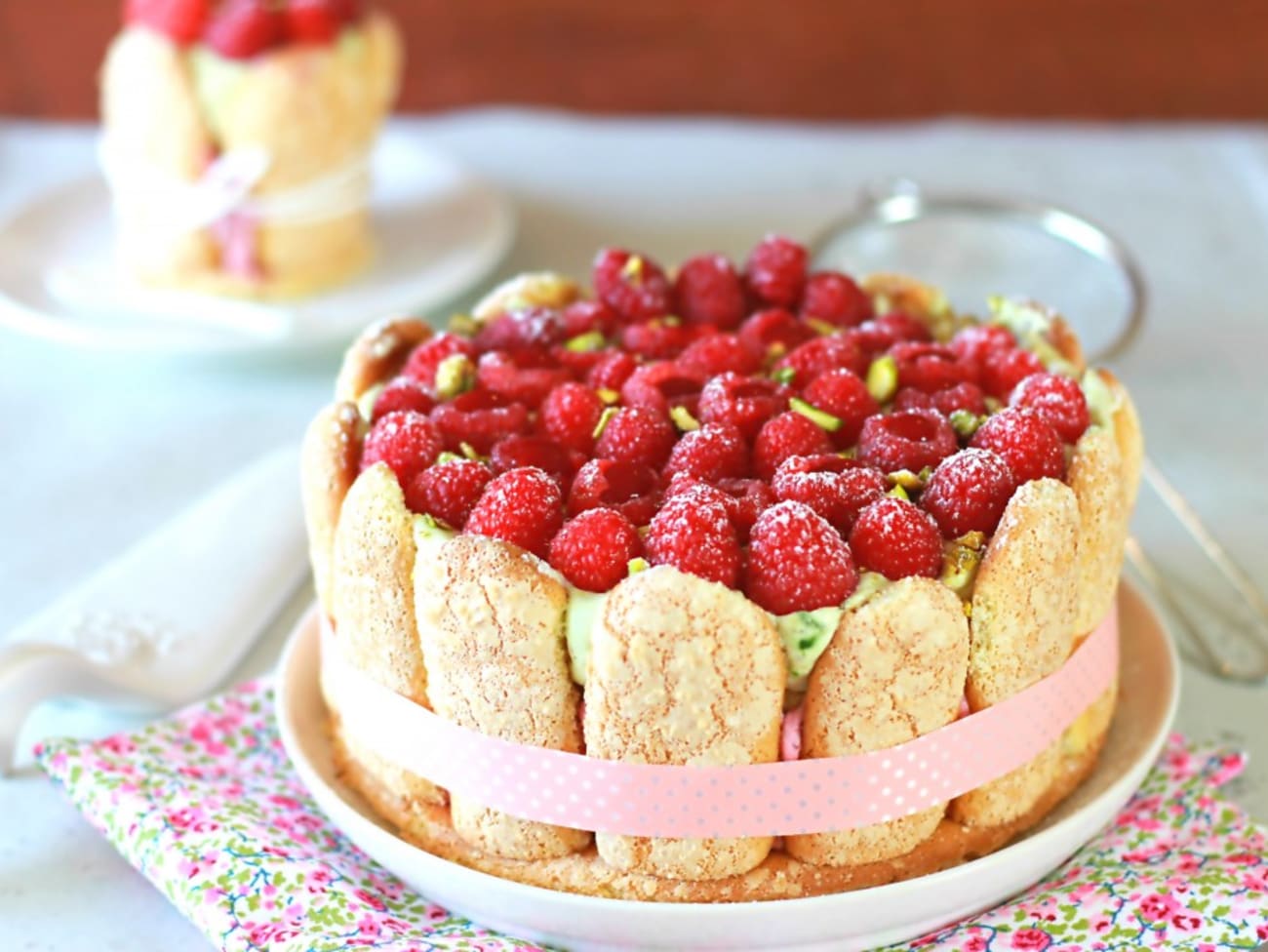 Charlotte à la mousse de framboises et chantilly à la pistache, léger