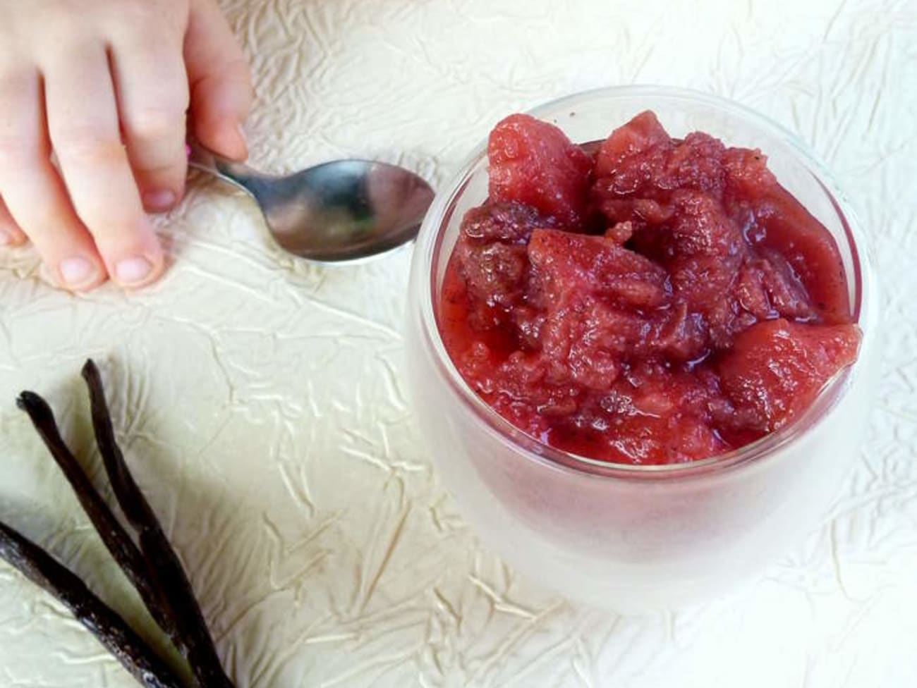 Compote pomme, fraises, vanille et tonka pour bébé Recette par