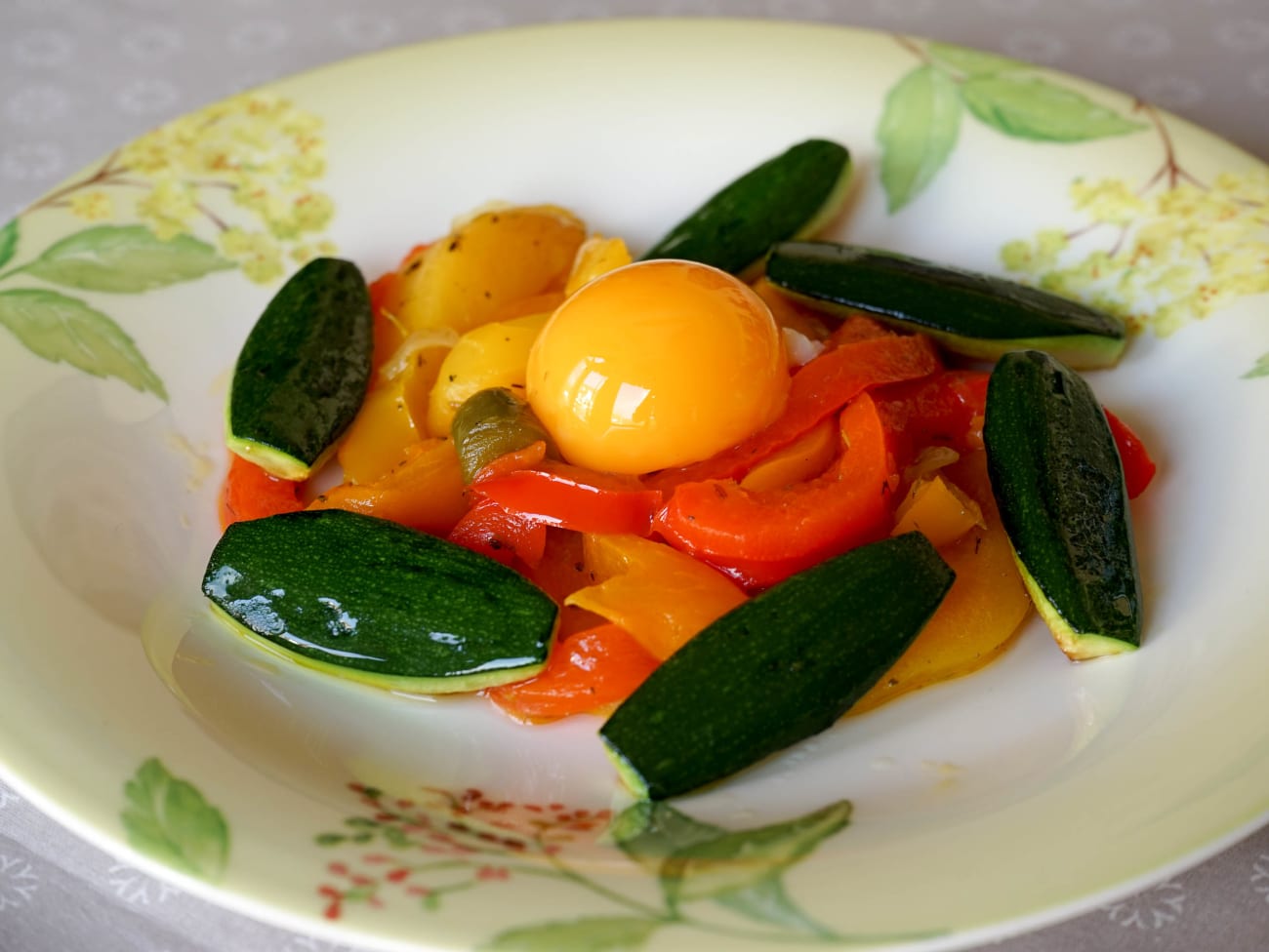 Jaune d'oeuf confit sur assiette de légumes du soleil