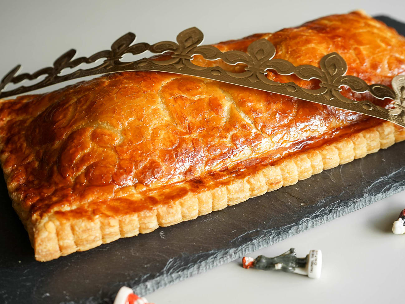 Galette des rois rectangulaires, fèves en porcelaine et couronne