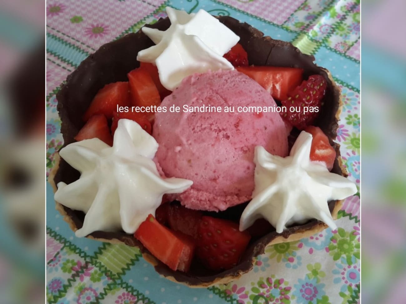 Glace maison à la fraise au lait concentré sucré et à la crème