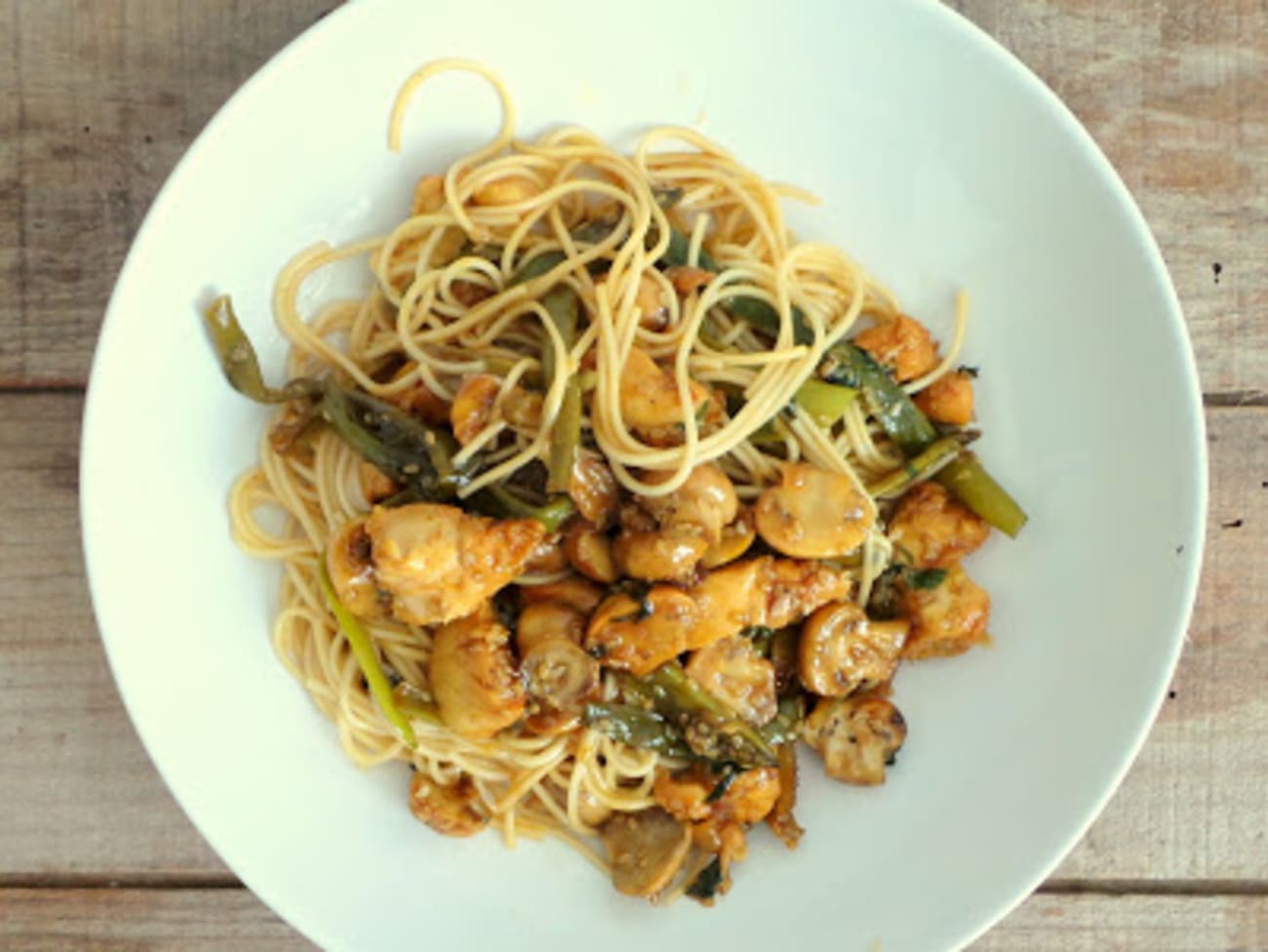 Nouilles chinoises sautées au poulet miel, soja et sésame : recette