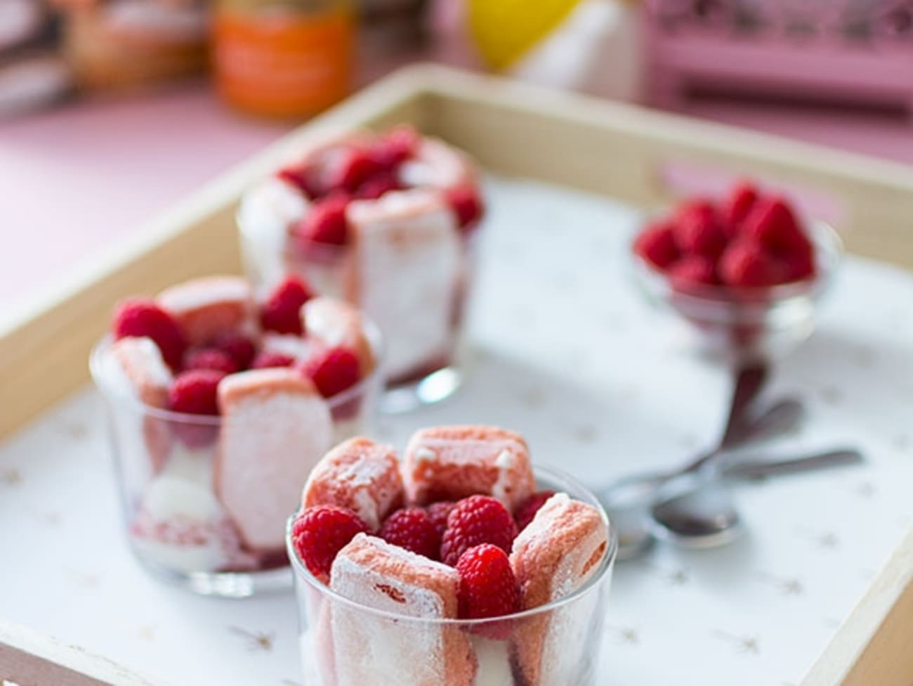 Verrines aux biscuits roses de reims, fromage blanc, framboises et miel