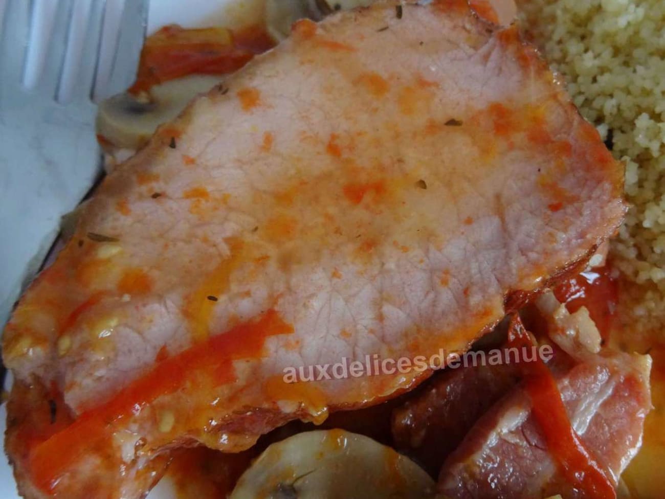 Rôti de porc fumé aux champignons, tomates et lardons : recette Rôti de