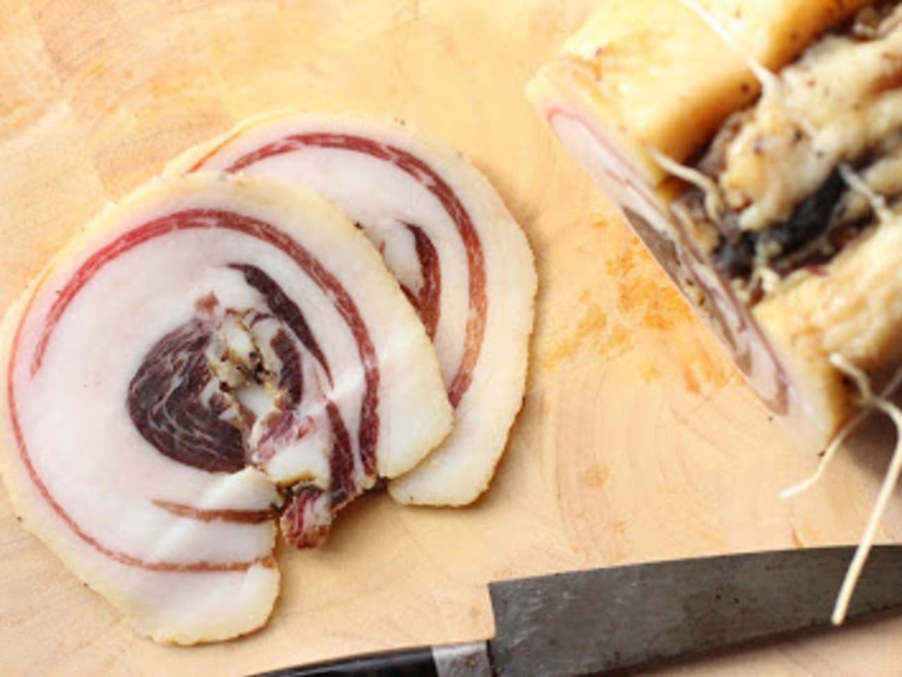 Pancetta maison à la cannelle, poivre de Sichuan et anis étoilé
