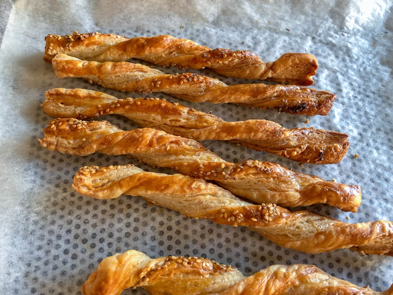 Gressins feuilletés aux graines à grignoter à l'apéritif.