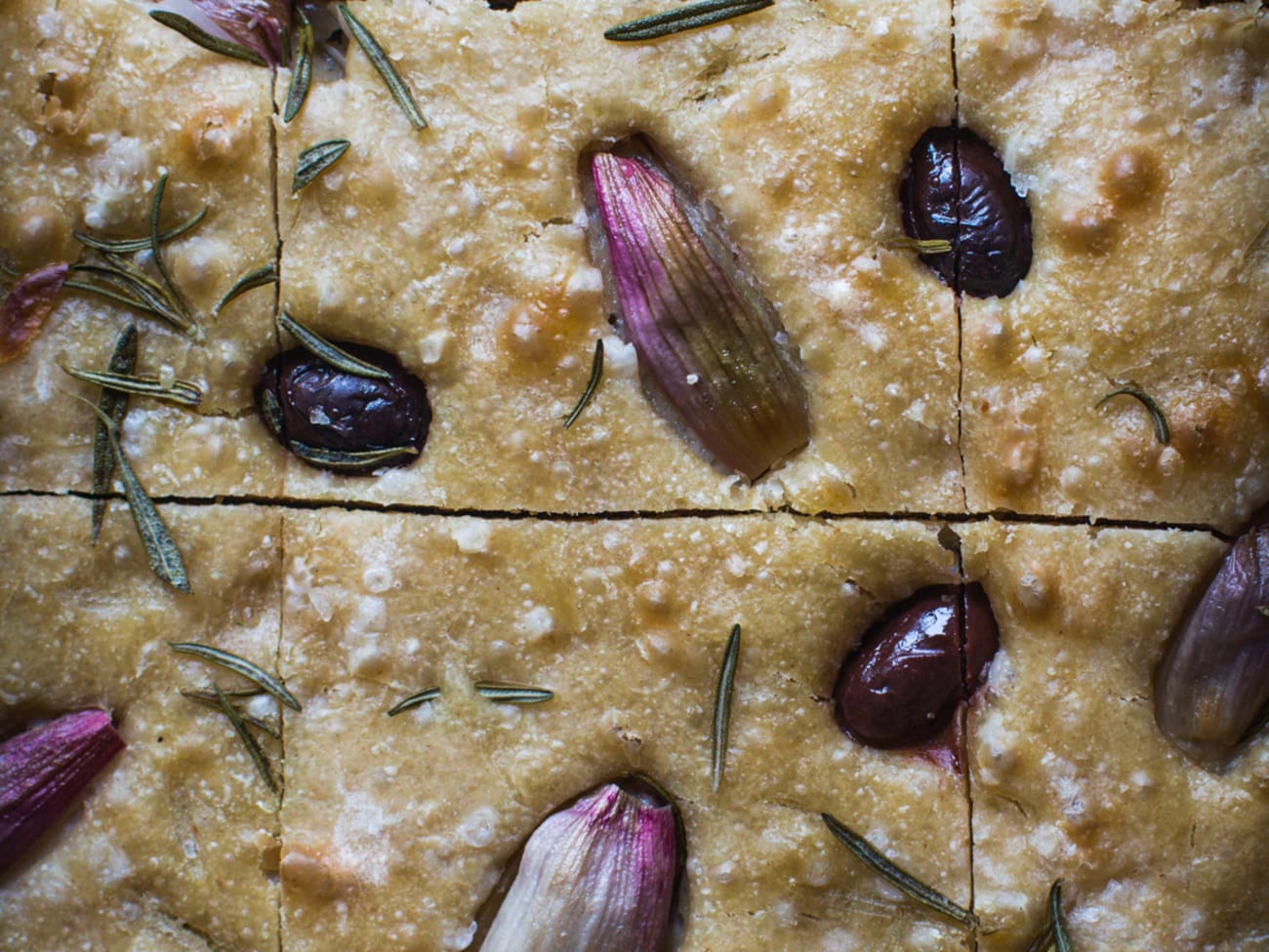 Focaccia maison au levain, échalotes, olives et romarin