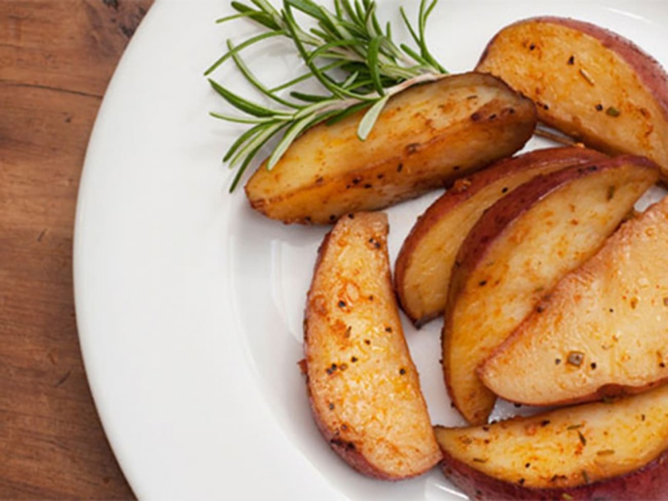 Pommes de terre rôties au four à l’ail et au parmesan : recette Pommes